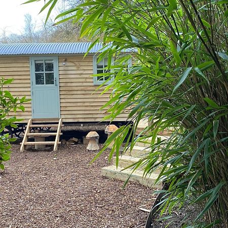 Chez Maurice Luxury Shepherds Hut With Bath And Hot Tub Kelling Esterno foto