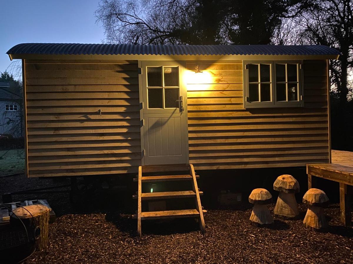 Chez Maurice Luxury Shepherds Hut With Bath And Hot Tub Kelling Esterno foto
