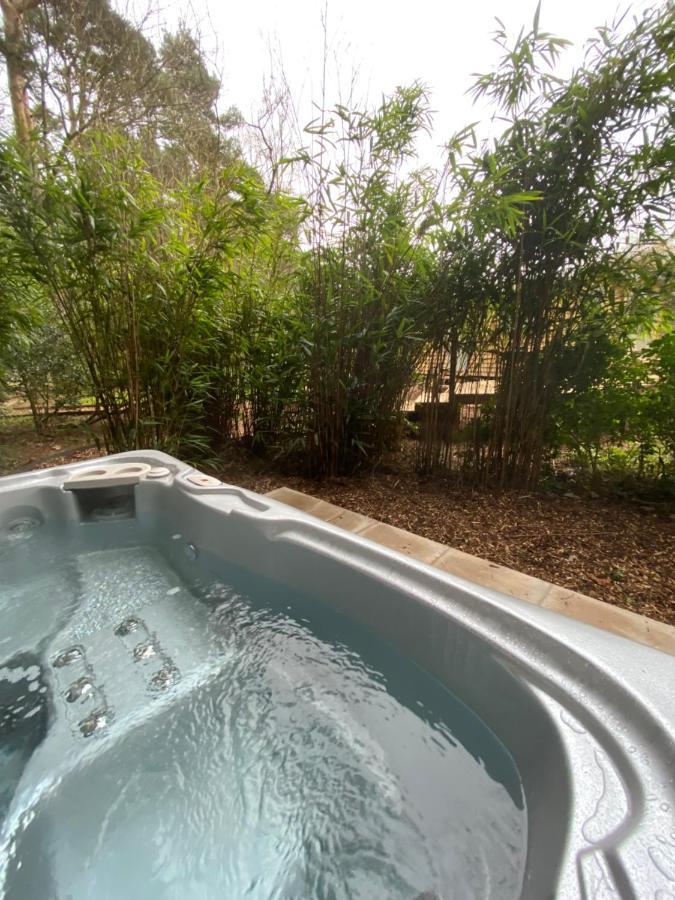 Chez Maurice Luxury Shepherds Hut With Bath And Hot Tub Kelling Esterno foto