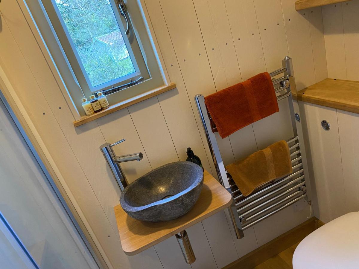Chez Maurice Luxury Shepherds Hut With Bath And Hot Tub Kelling Esterno foto