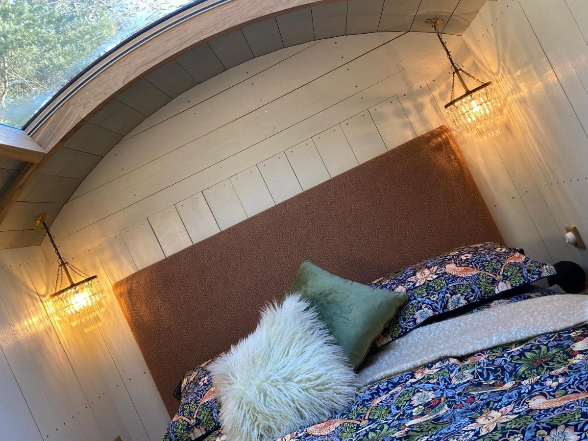 Chez Maurice Luxury Shepherds Hut With Bath And Hot Tub Kelling Esterno foto