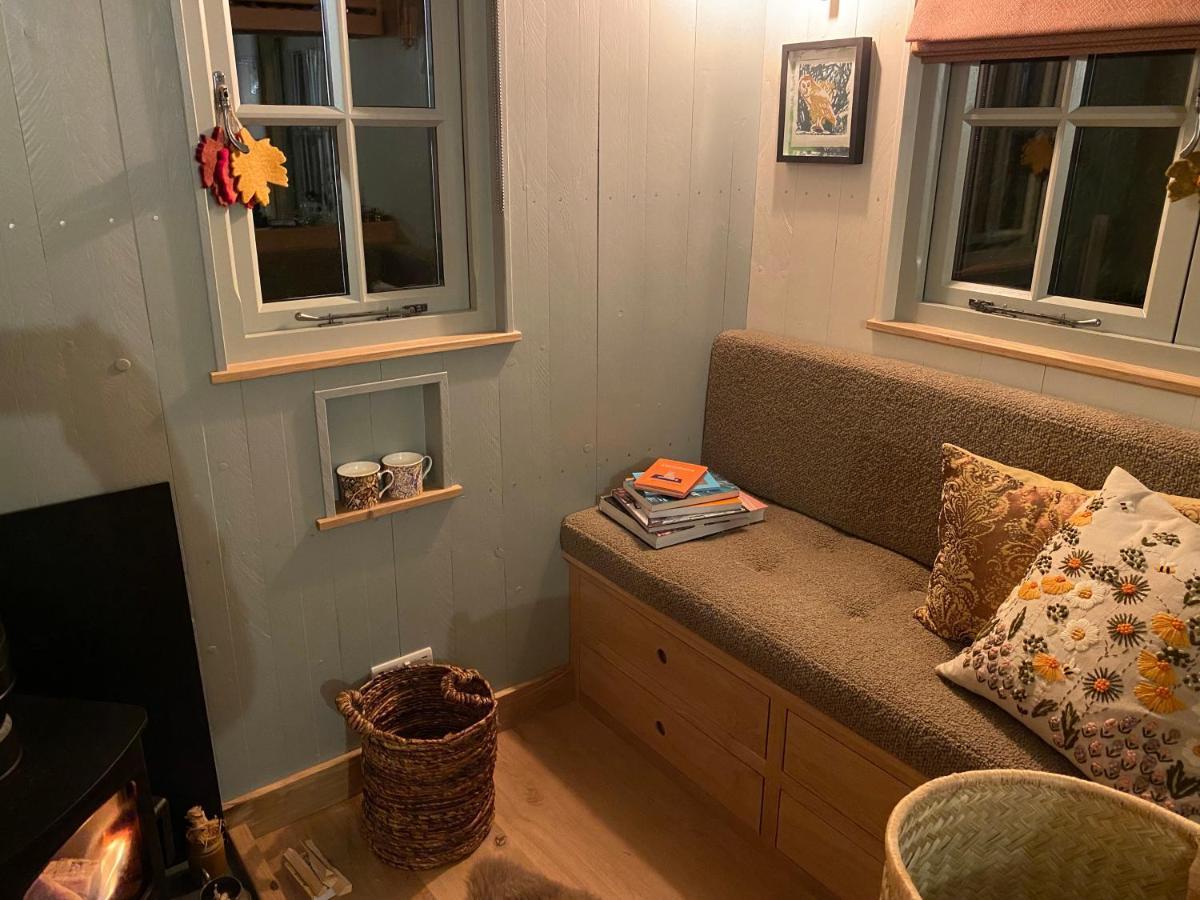 Chez Maurice Luxury Shepherds Hut With Bath And Hot Tub Kelling Esterno foto