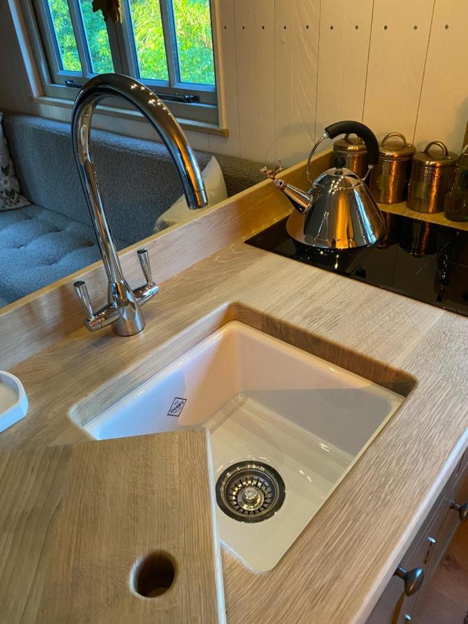 Chez Maurice Luxury Shepherds Hut With Bath And Hot Tub Kelling Esterno foto